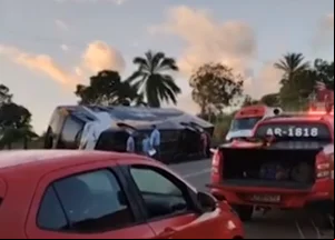 Ônibus de turismo tomba e oito pessoas morrem e 23 ficam feridas na BA