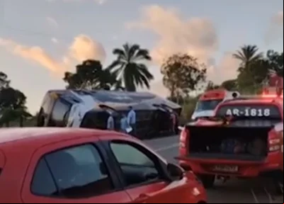 Ônibus de turismo tomba e oito pessoas morrem e 23 ficam feridas na BA