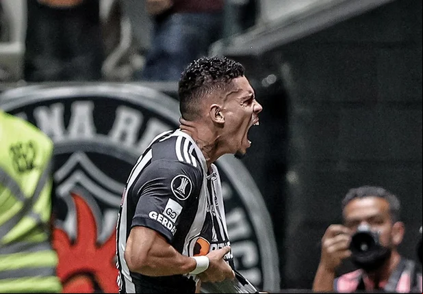 Paulinho comemora gol de desempate