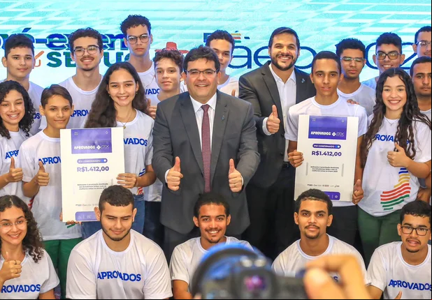 Rafael Fonteles ladeado por estudantes