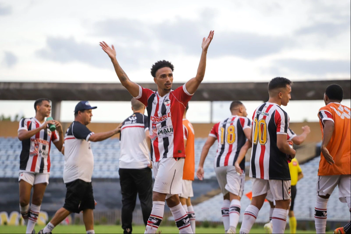 Wesley Souza comemora gol do River com a torcida