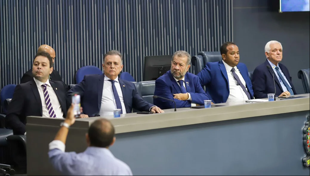 Carlos Lupi e demais autoridades políticas piauienses durante a solenidade