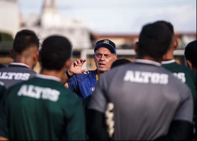 Carlos Rabello, dando orientações para os jogadores do Altos