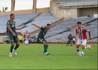 Felipe Pará buscando o ataque para o River contra o Altos
