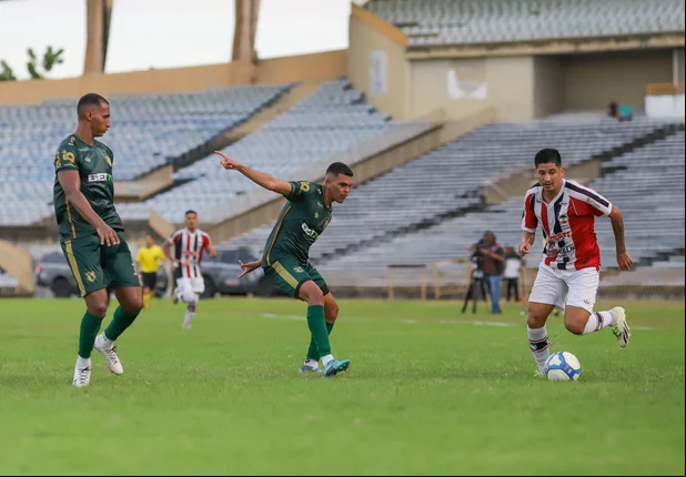 Felipe Pará buscando o ataque para o River contra o Altos