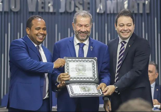 Ministro Carlos Lupi recebendo título de cidadão teresinense