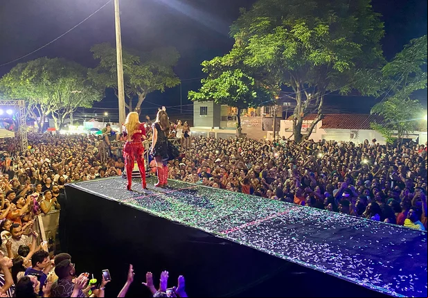 A programação musical teve início às 23h com a cantora Joelma