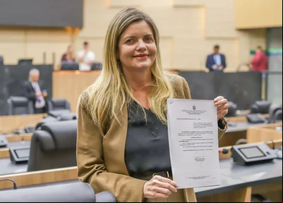 Deputada estadual Gracinha Moraes (PP) com o projeto para propor Medalha do Mérito Legislativo a Elon Musk