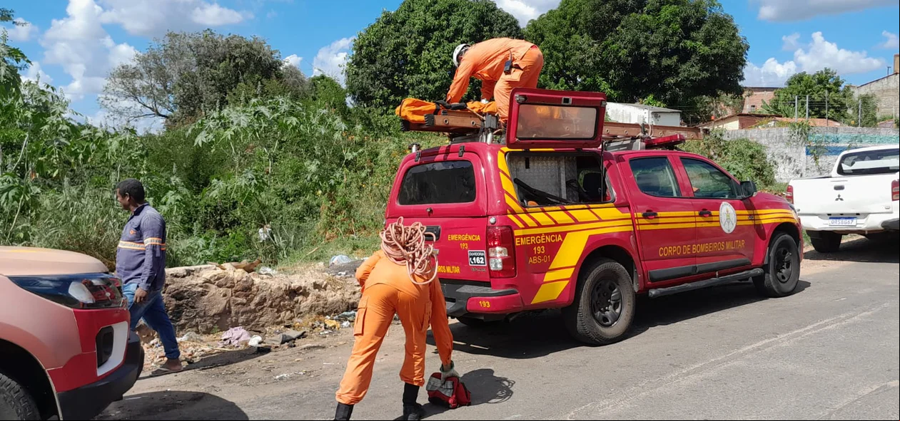 Equipe do Corpo de Bombeiros foi acionada para remover o corpo da grota