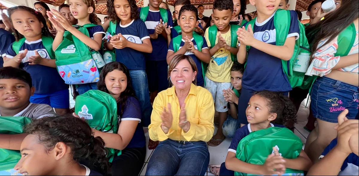 Prefeito com os alunos da rede municipal