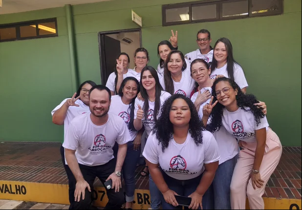 Thanandra comemorando com o grupo apoiador pós-aprovação do projeto