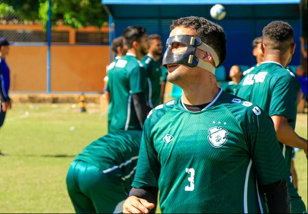 Zagueiro e capitão do Altos, Arlan