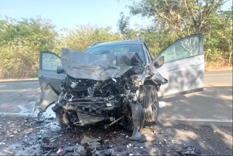 Automóvel destruído após colisão
