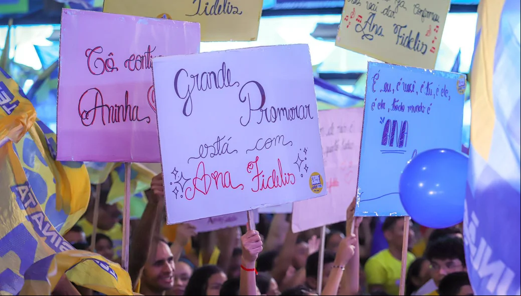 Cartazes em apoio as candidaturas