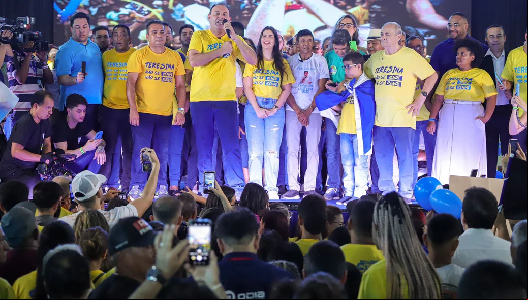 Candidatos e apoiadores no local