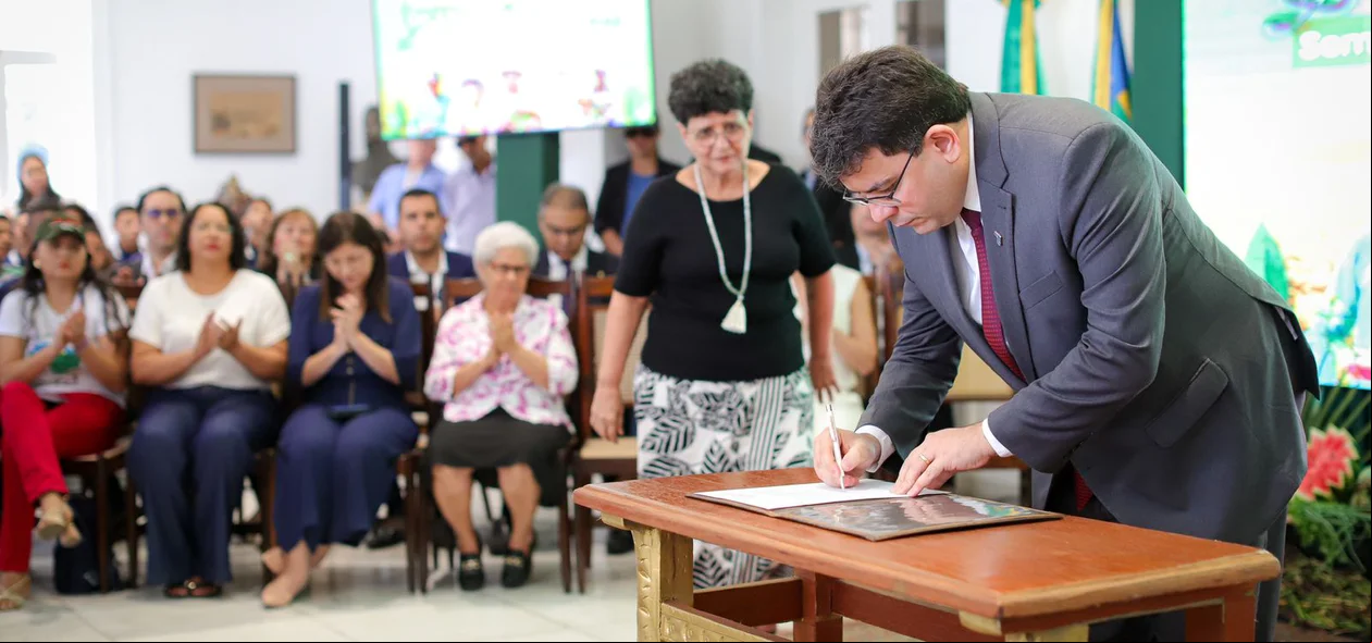 Governador assinando autorizações de investimentos