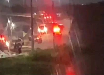 Momento em que equipes da polícia vão socorrer o policial