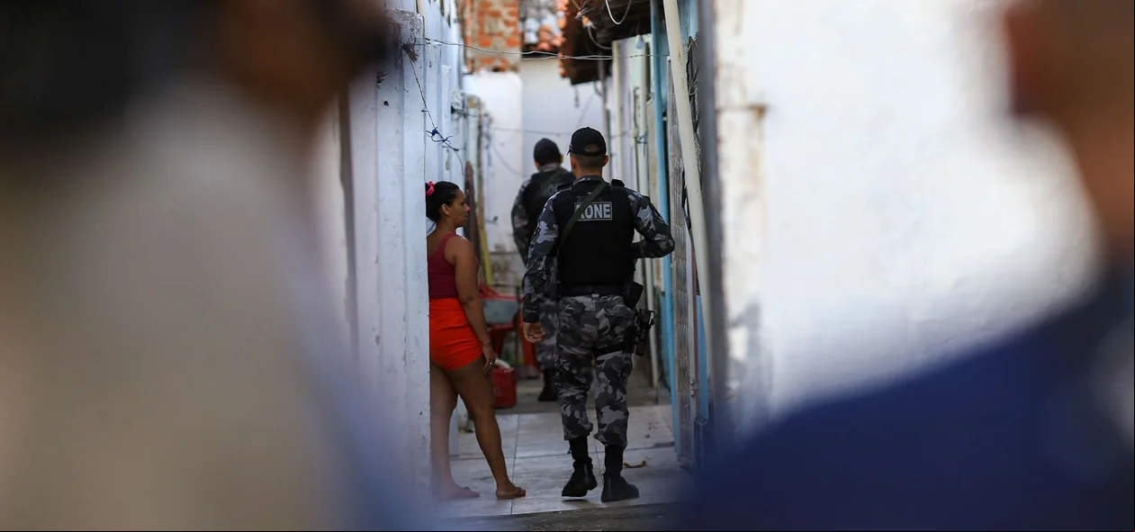 PM no local onde ocorreu o feminicídio da jovem Maria Luiza da Silva Oliveira