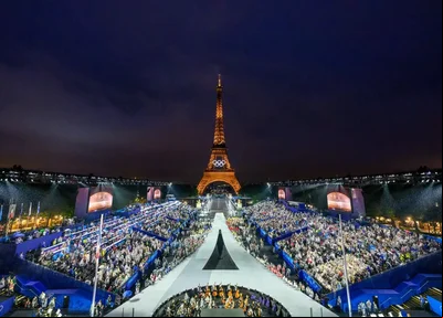 Torre Eiffel durante abertura das Olimpíadas