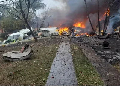 Avião com 62 pessoas cai em SP