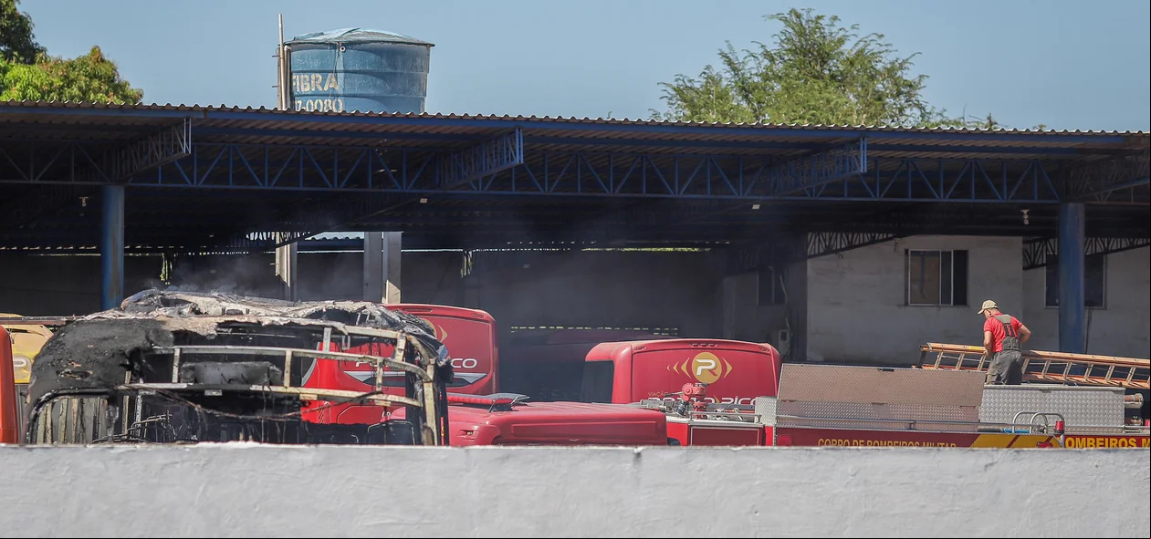Incêndio de grandes proporções destruiu alguns ônibus na garagem
