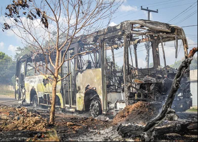 Ônibus completamente destruído
