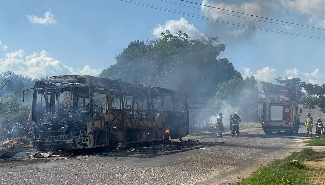 Ônibus ficou totalmente destruído