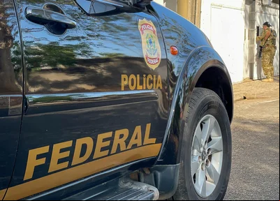 Carro da Polícia Federal durante operação