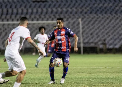 Jorge Henrique tentando jogada em partida contra o Caiçara