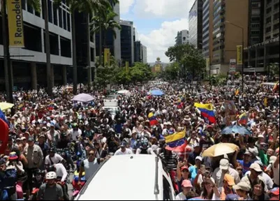 Venezuela liberta 40 adolescentes presos em protestos contra Maduro