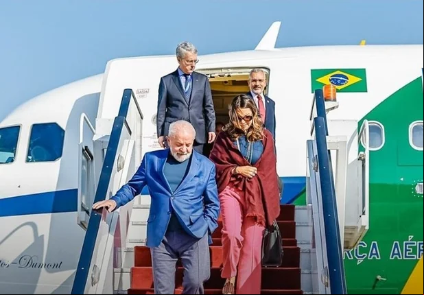 Lula e Janja saindo do avião presidencial