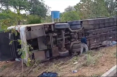 Ônibus tombou na BR 135