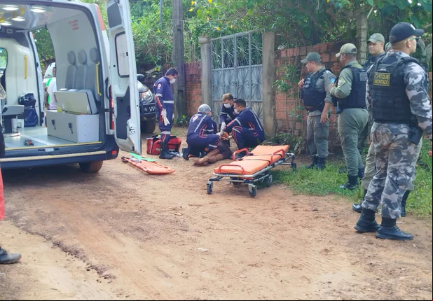 Samu em atendimento a um dos criminosos baleado pelo PM do Maranhão