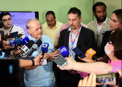 Sílvio Mendes durante coletiva de imprensa ao lado de Leonardo, assessor técnico do Ministério da Saúde