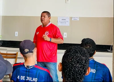 Técnico Valdomiro Ferreira conversando com o elenco do 4 de Julho