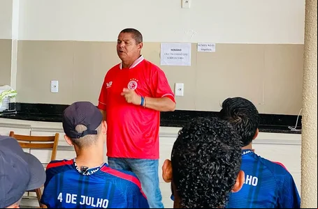 Técnico Valdomiro Ferreira conversando com o elenco do 4 de Julho
