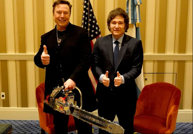 Elon Musk e Javier Milei em entrega da motosserra