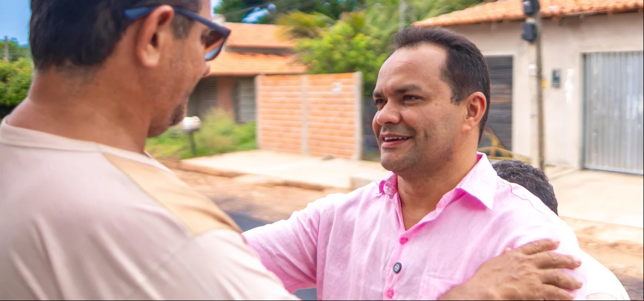 Moradores e o prefeito no bairro Santa Rosa Santa