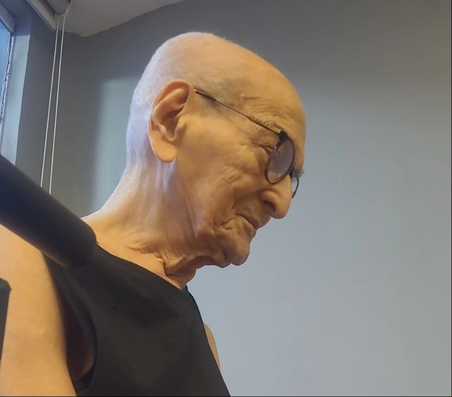 O Sr. José Cadah, 94 anos, melhora sua caminhada através da musculação