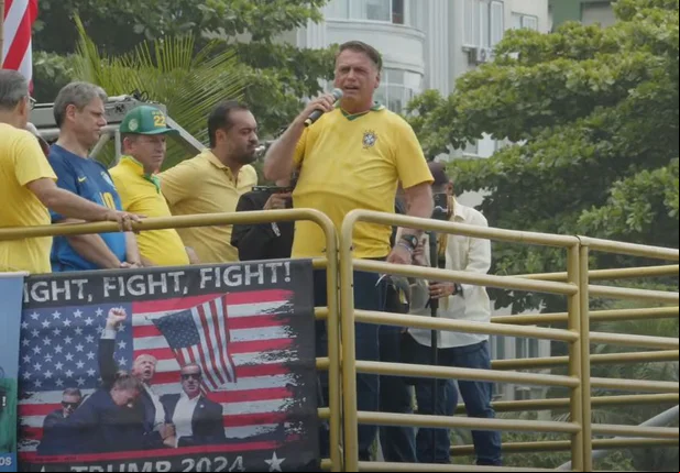 Bolsonaro durante ato em Copacabana