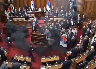 Bombas lançadas no Parlamento da Sérvia