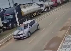 Esposa arrastou o marido no capô do carro