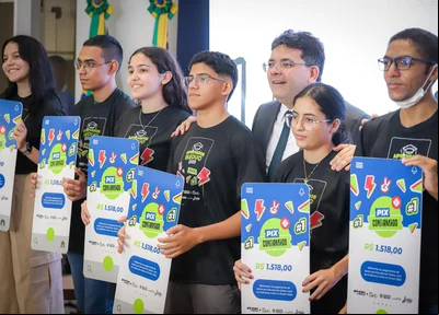 Governador Rafael Fonteles premia estudantes da rede estadual com melhor nota no Enem