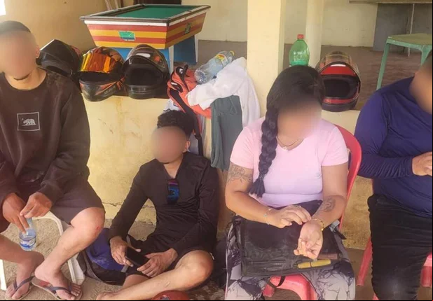 Grupo de pessoas é atacado por grupo de abelhas