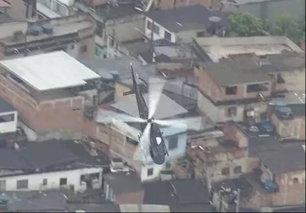 Helicóptero da Polícia Civil em operação no Rio de Janeiro