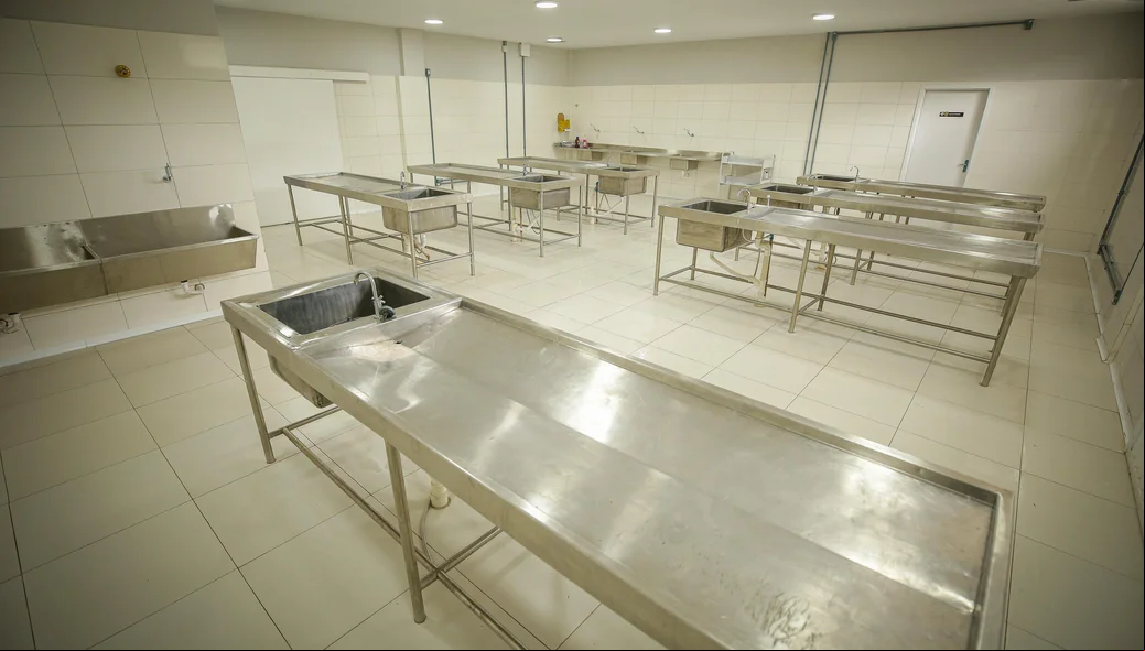 interior da sala de necropsia
