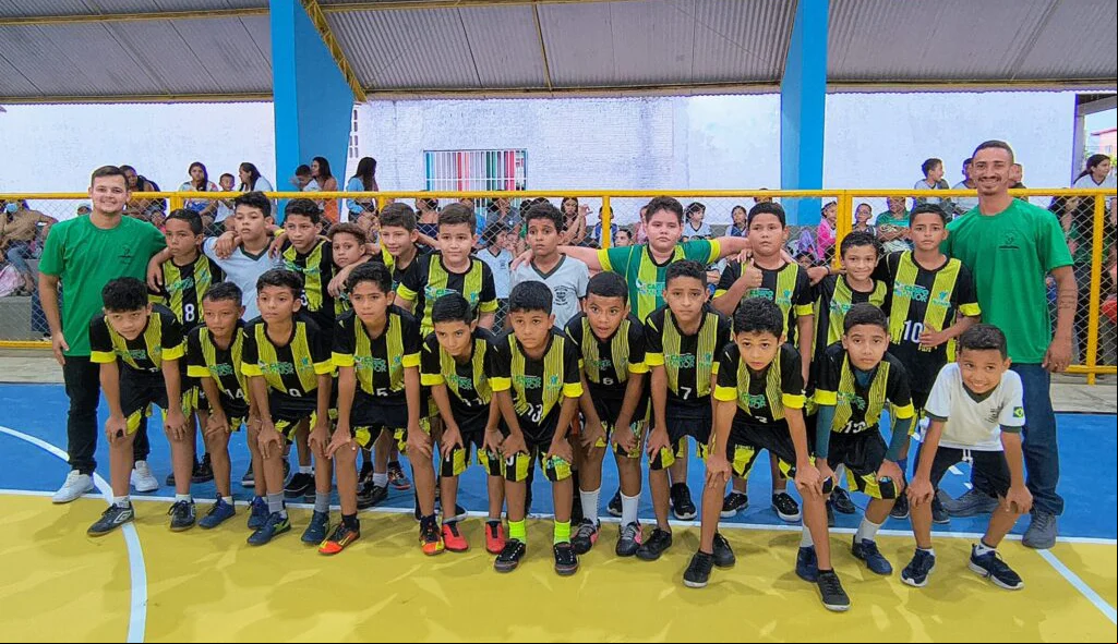 Jovens presentes na inauguração