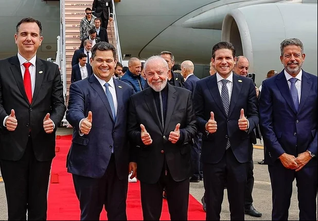 Lula desembarca no Japão com companheiros políticos
