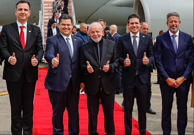 Lula usa par de tênis no valor de R$ 10,5 mil