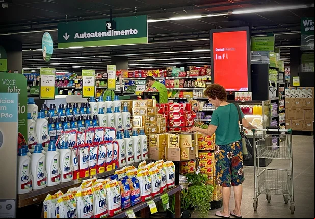 Mulher observando os preços em um supermercado de Teresina